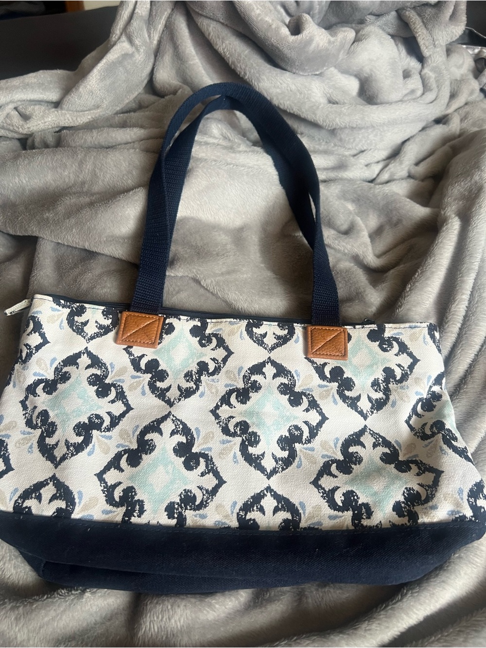 Thirty One Cloth Navy Blue/Blue/White/Tan/Aqua Shoulder Purse, new without tags